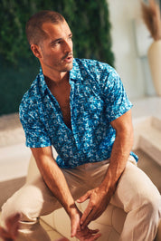Camisa de manga corta con estampado moderno