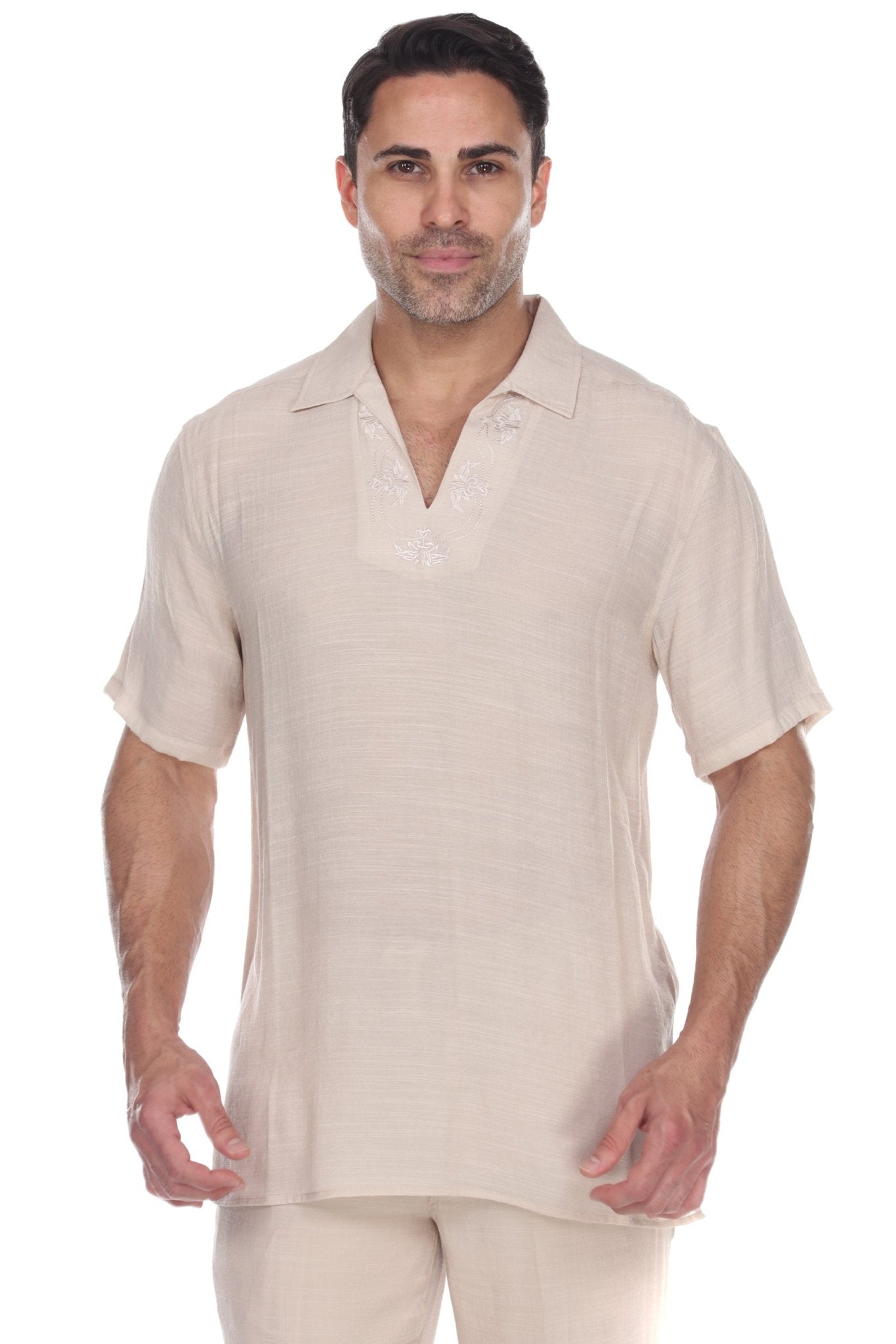 Camisa playera con cuello en V y sutil bordado floral