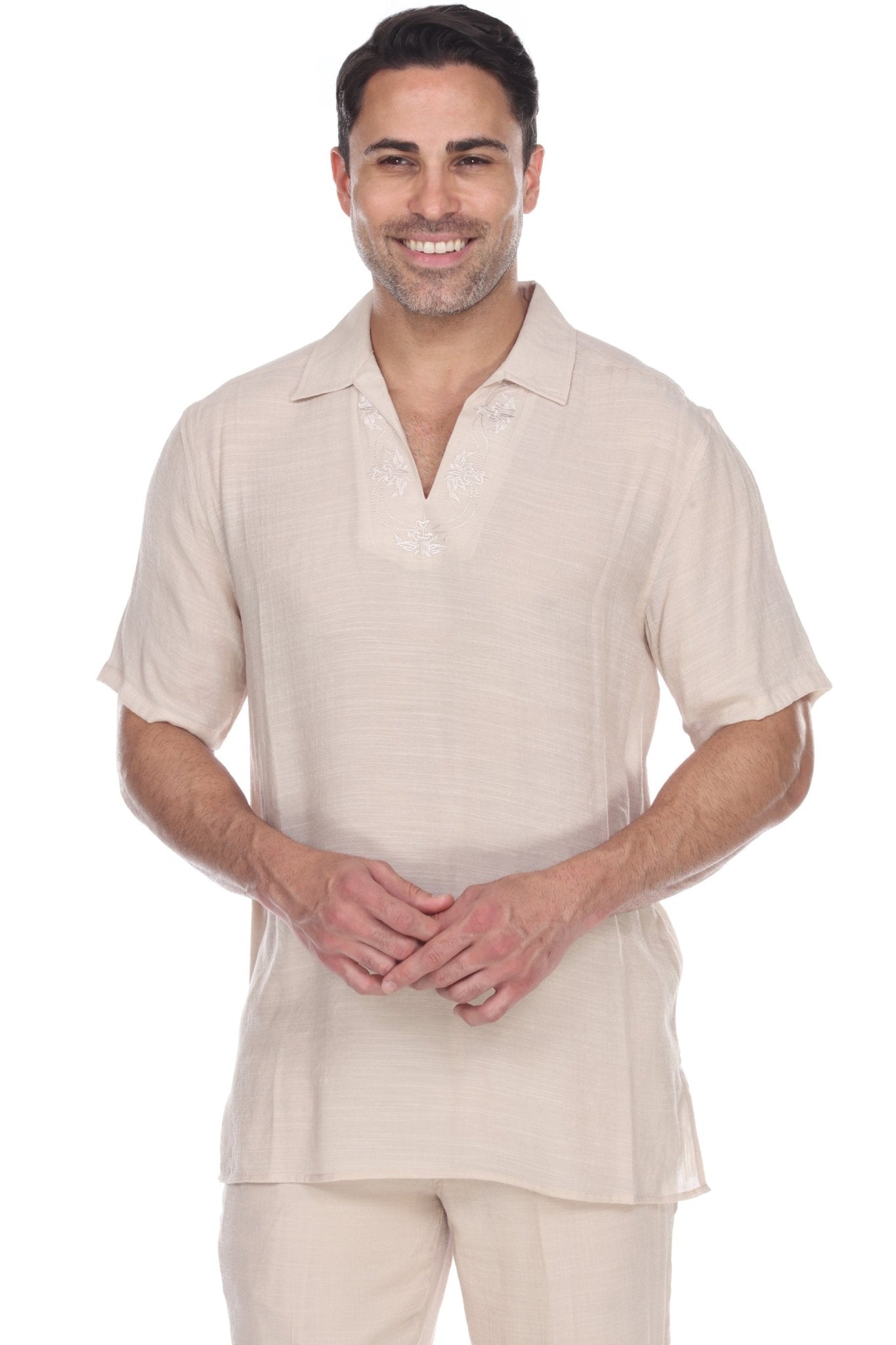 Camisa playera con cuello en V y sutil bordado floral