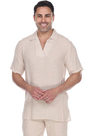 Camisa playera con cuello en V y sutil bordado floral