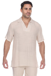 Camisa playera con cuello en V y sutil bordado floral
