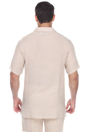 Camisa playera con cuello en V y sutil bordado floral