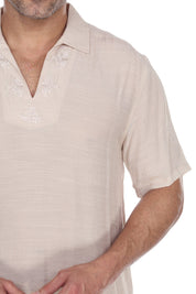 Camisa playera con cuello en V y sutil bordado floral