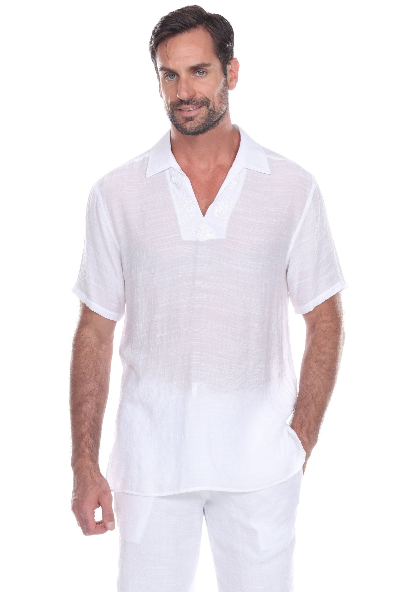 Camisa playera con cuello en V y sutil bordado floral