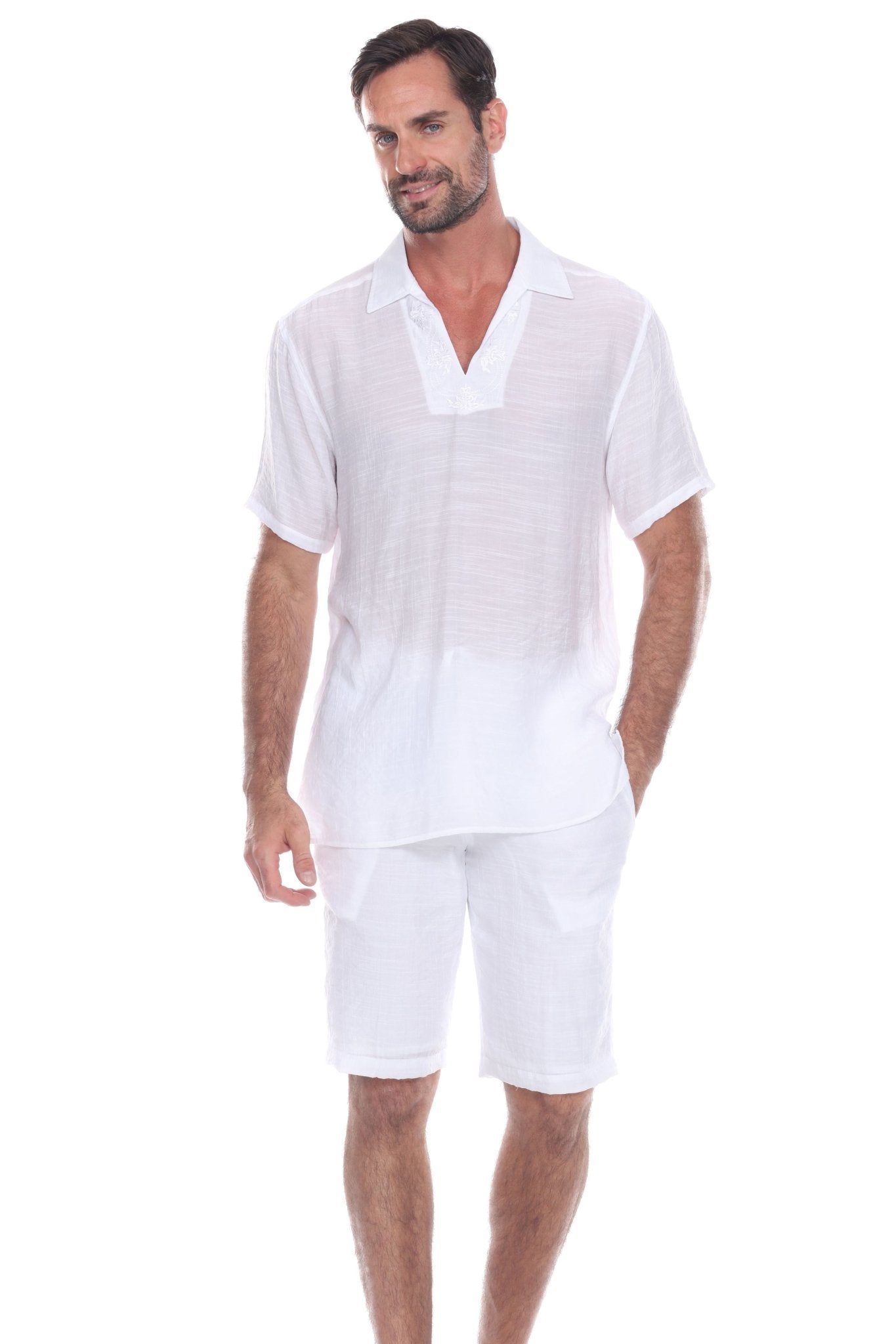 Camisa playera con cuello en V y sutil bordado floral