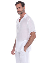 Camisa playera con cuello en V y sutil bordado floral