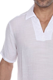 Camisa playera con cuello en V y sutil bordado floral