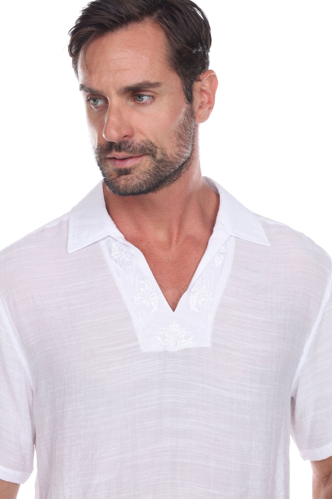Camisa playera con cuello en V y sutil bordado floral