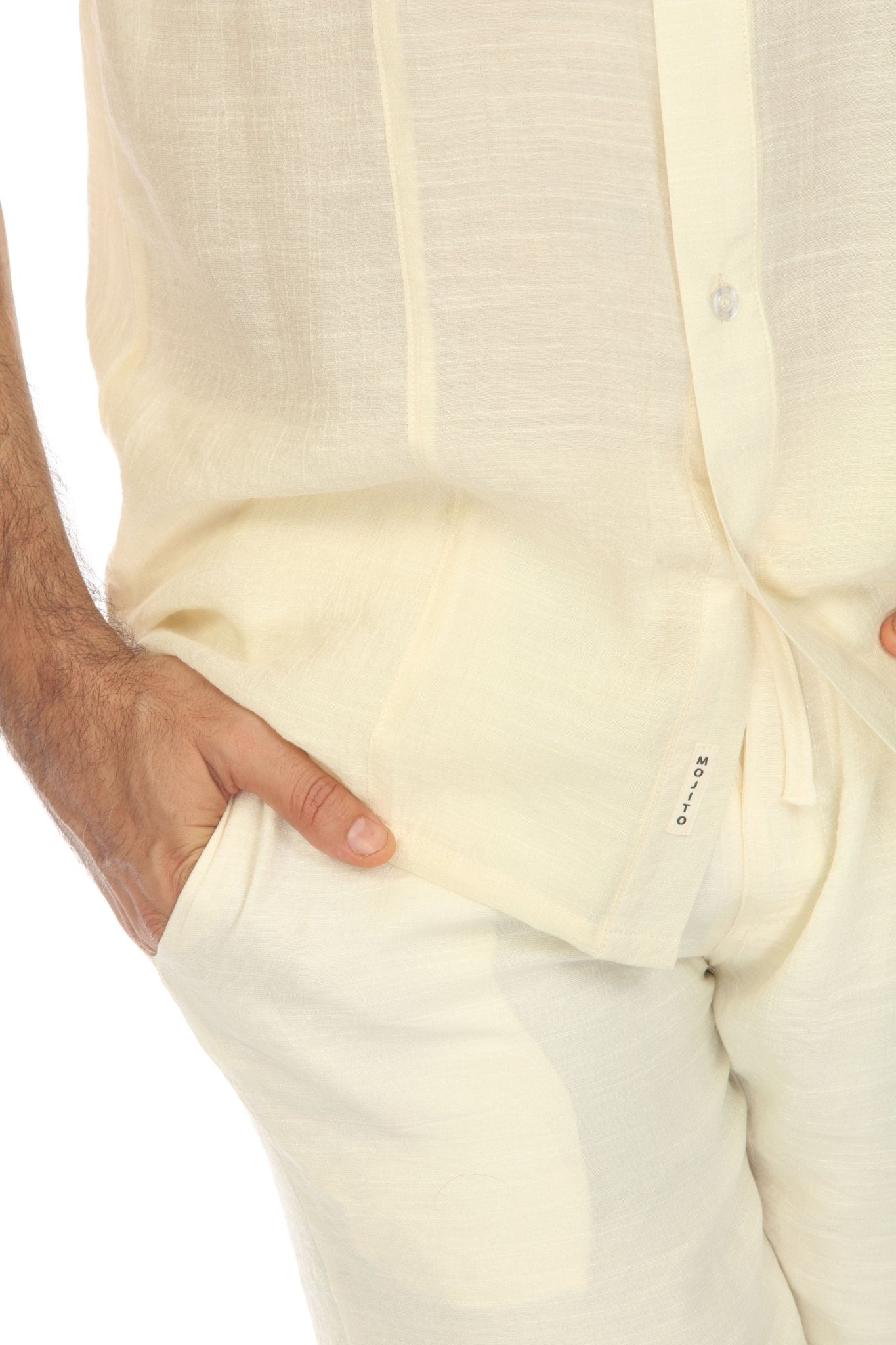 Camisa playera de manga corta con dos bolsillos y botones