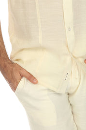 Camisa playera de manga corta con dos bolsillos y botones