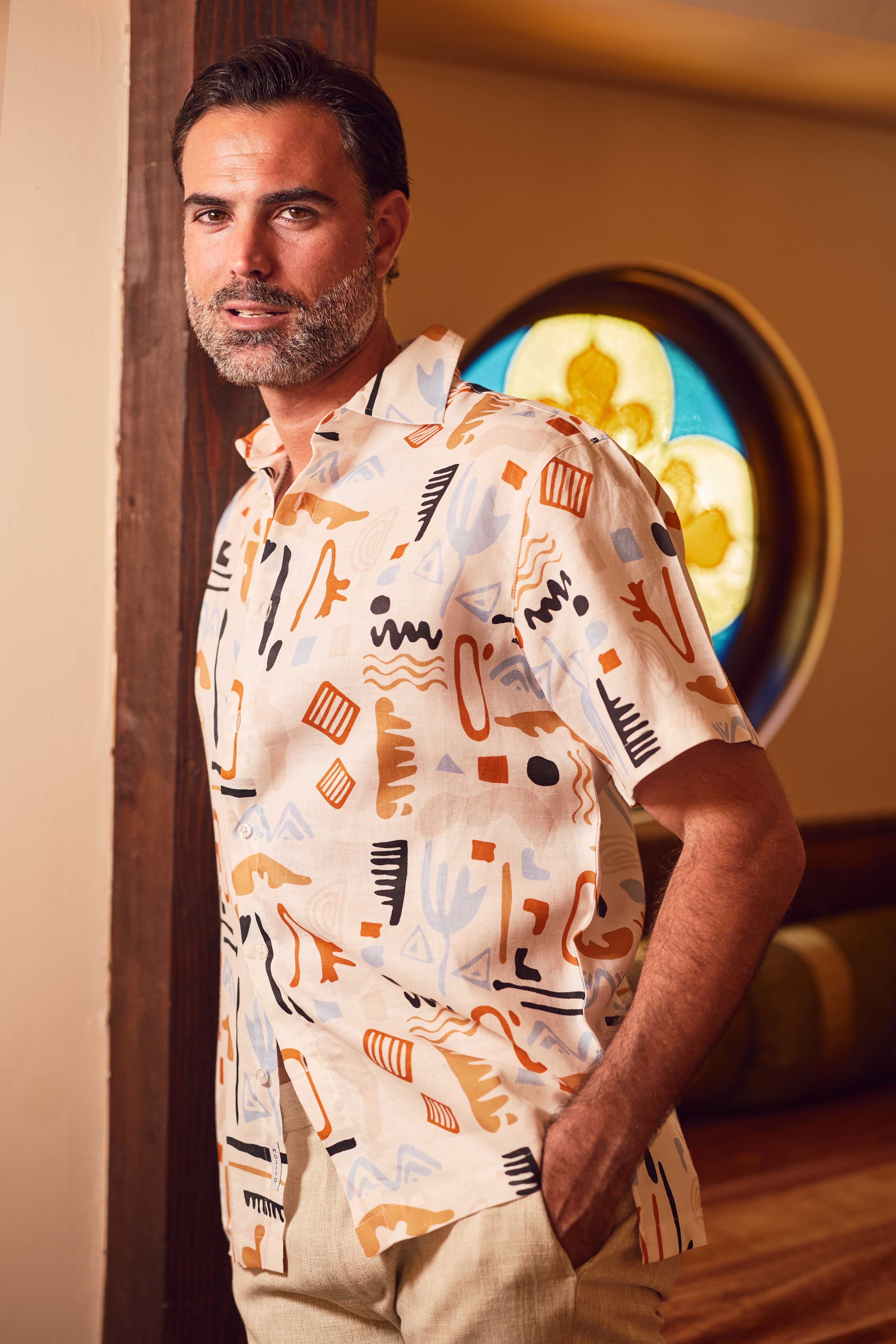 Camisa de lino 100 % con estampado abstracto retro de manga corta