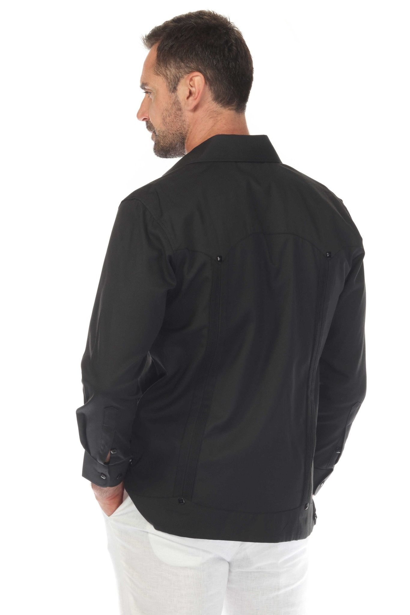Guayabera elegante de dos bolsillos para hombre con textura y botones cuadrados finos