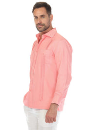 Guayabera elegante de dos bolsillos para hombre con textura y botones cuadrados finos