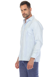 Guayabera elegante de dos bolsillos para hombre con textura y botones cuadrados finos