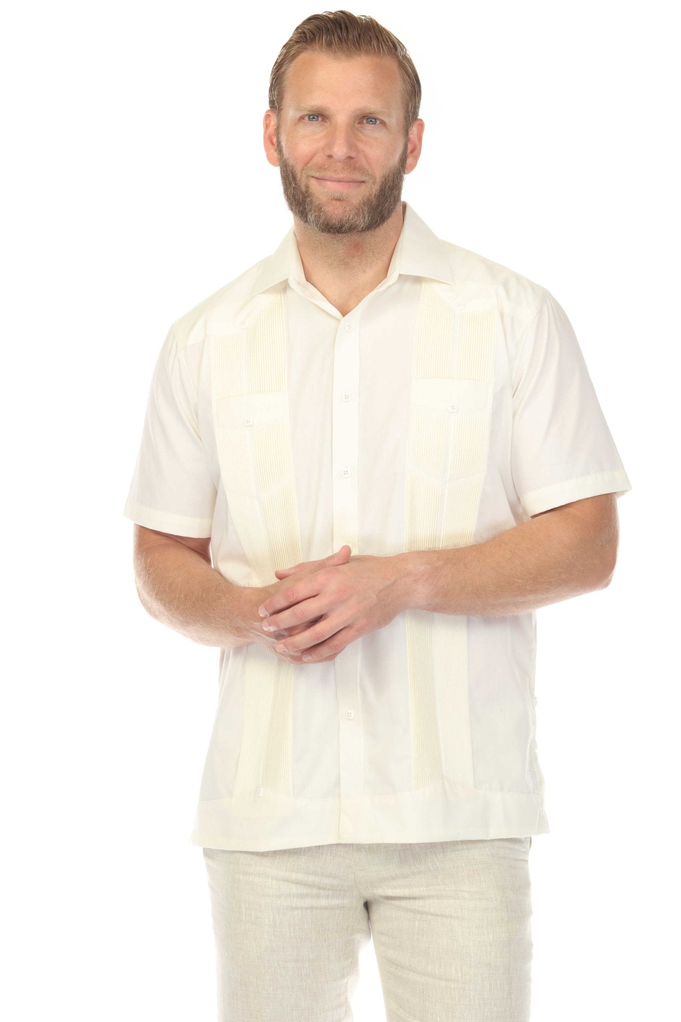 Guayabera elegante de hombre con dos bolsillos, textura y botones cuadrados finos