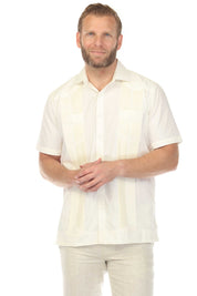 Guayabera elegante de hombre con dos bolsillos, textura y botones cuadrados finos