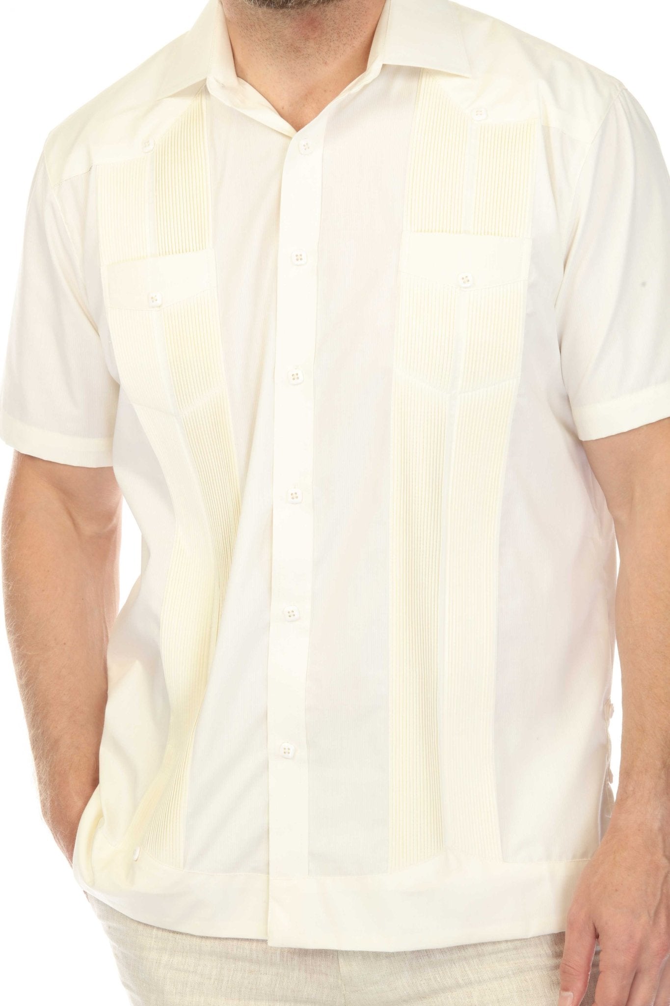 Guayabera elegante de hombre con dos bolsillos, textura y botones cuadrados finos