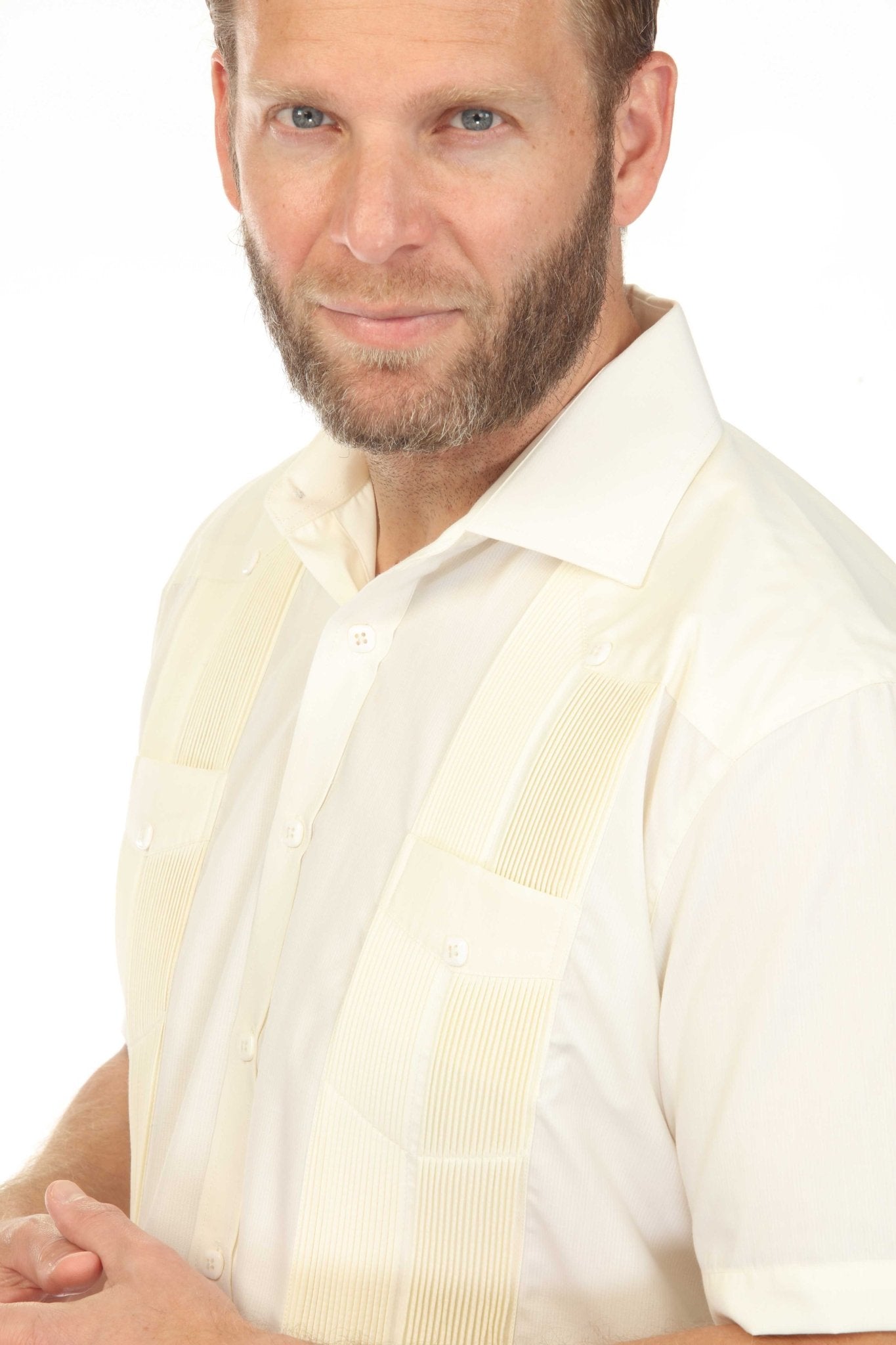 Guayabera elegante de hombre con dos bolsillos, textura y botones cuadrados finos
