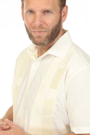 Guayabera elegante de hombre con dos bolsillos, textura y botones cuadrados finos