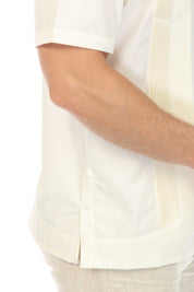 Guayabera elegante de hombre con dos bolsillos, textura y botones cuadrados finos