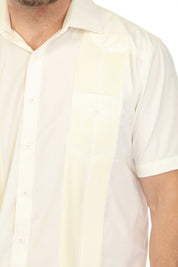 Guayabera elegante de hombre con dos bolsillos, textura y botones cuadrados finos