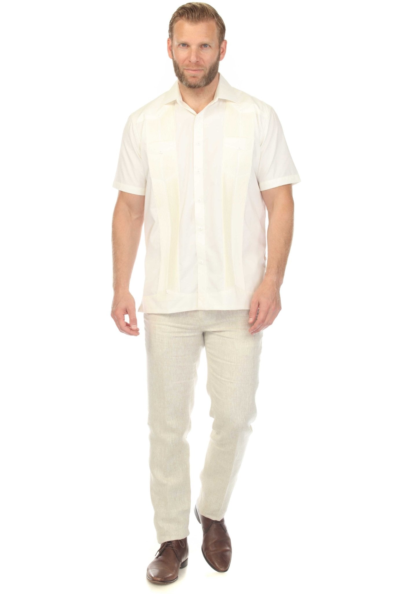 Guayabera elegante de hombre con dos bolsillos, textura y botones cuadrados finos