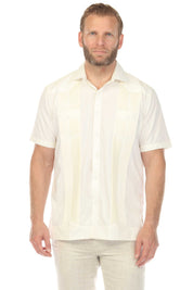 Guayabera elegante de hombre con dos bolsillos, textura y botones cuadrados finos