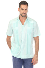 Guayabera elegante de hombre con dos bolsillos, textura y botones cuadrados finos