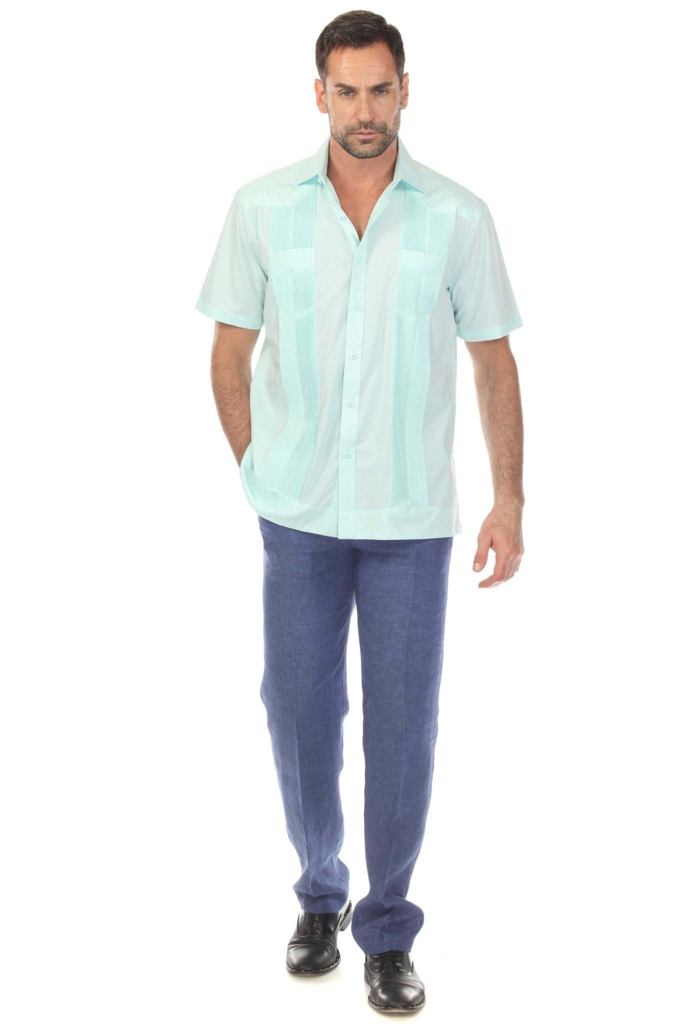 Guayabera elegante de hombre con dos bolsillos, textura y botones cuadrados finos