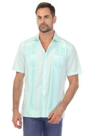 Guayabera elegante de hombre con dos bolsillos, textura y botones cuadrados finos