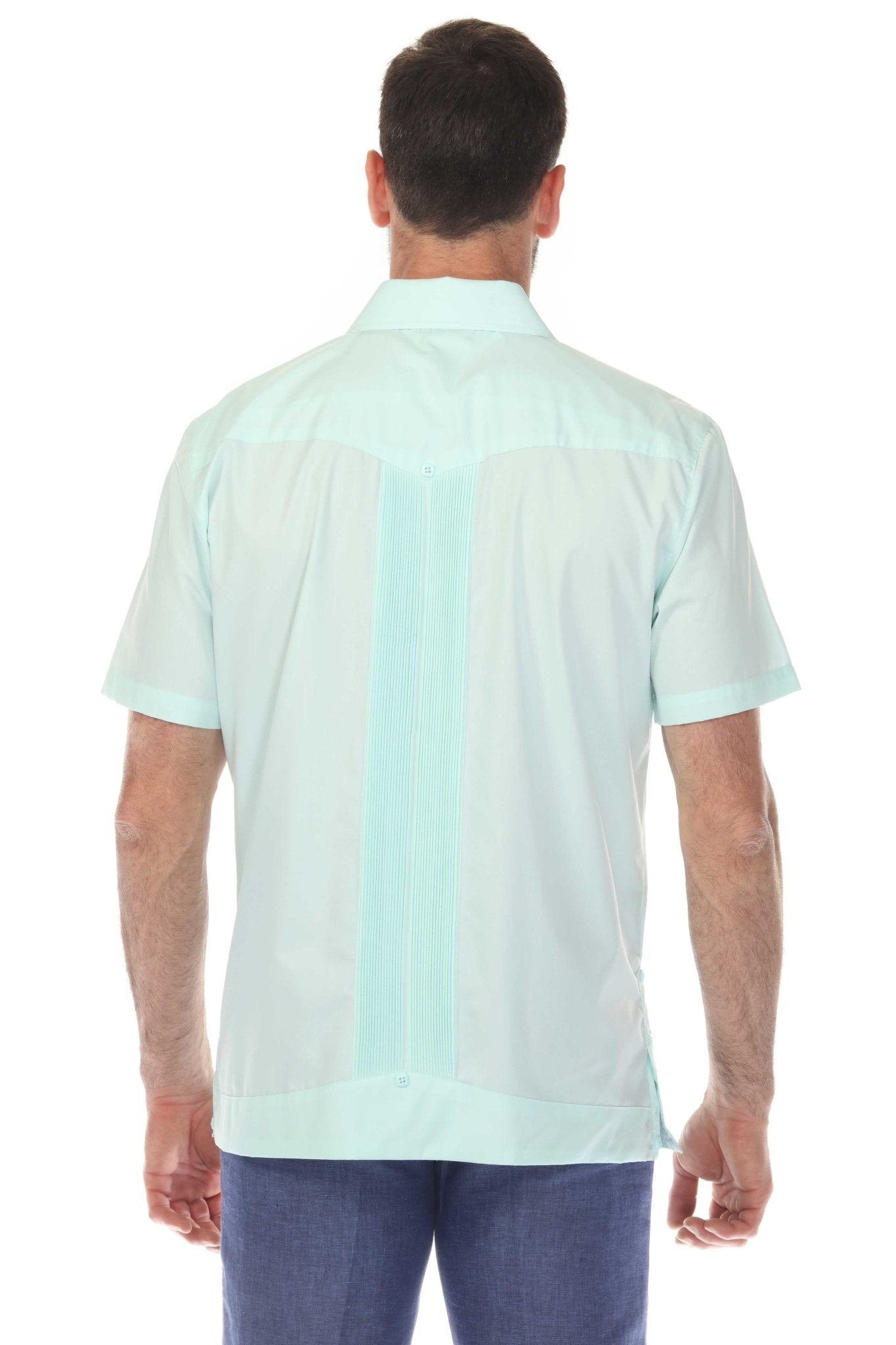Guayabera elegante de hombre con dos bolsillos, textura y botones cuadrados finos