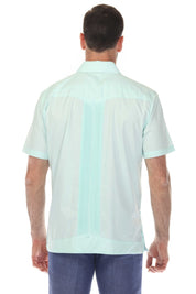 Guayabera elegante de hombre con dos bolsillos, textura y botones cuadrados finos