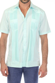 Guayabera elegante de hombre con dos bolsillos, textura y botones cuadrados finos