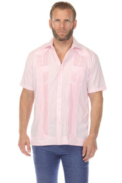 Guayabera elegante de hombre con dos bolsillos, textura y botones cuadrados finos