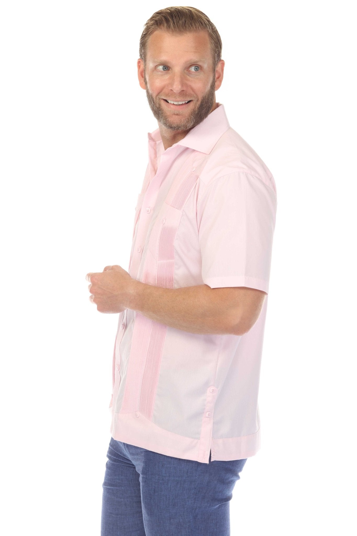 Guayabera elegante de hombre con dos bolsillos, textura y botones cuadrados finos