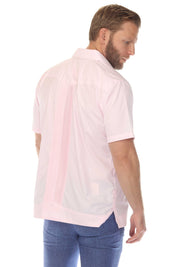 Guayabera elegante de hombre con dos bolsillos, textura y botones cuadrados finos