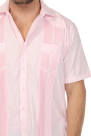 Guayabera elegante de hombre con dos bolsillos, textura y botones cuadrados finos