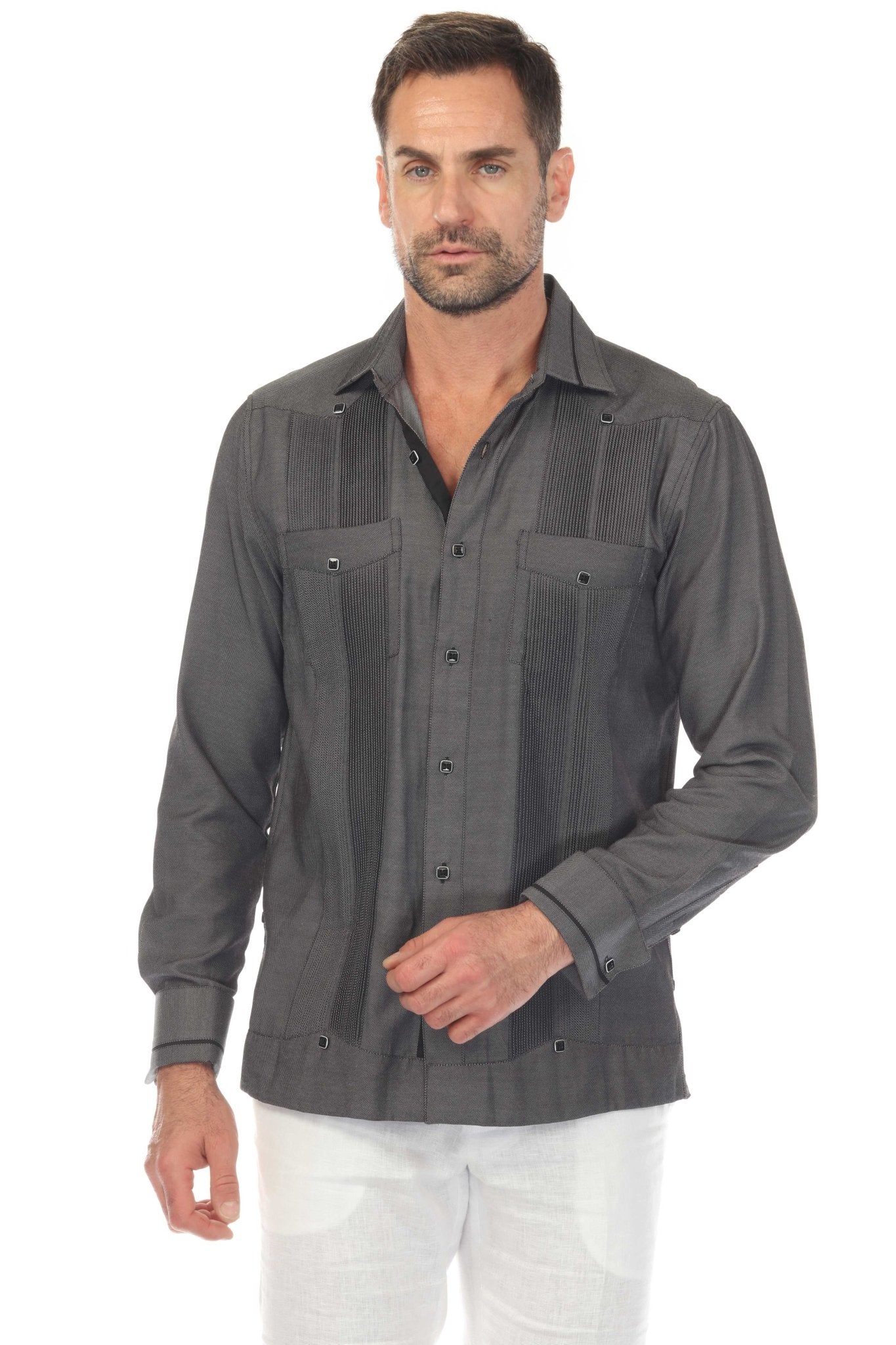 Guayabera de fantasía para hombre con dos bolsillos y ribete en contraste en cuello y puños