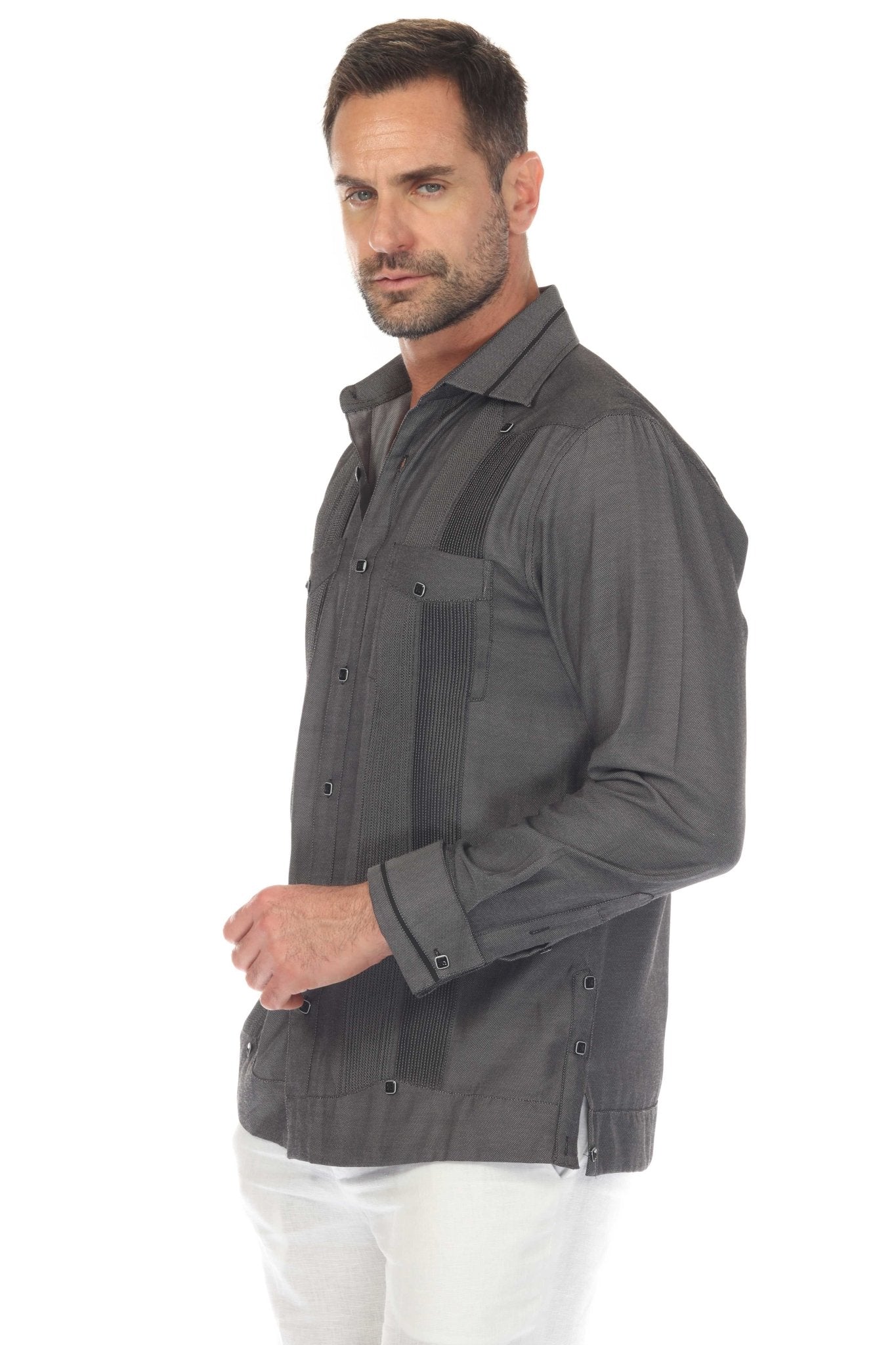 Guayabera de fantasía para hombre con dos bolsillos y ribete en contraste en cuello y puños