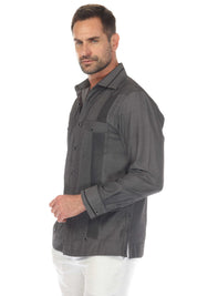 Guayabera de fantasía para hombre con dos bolsillos y ribete en contraste en cuello y puños
