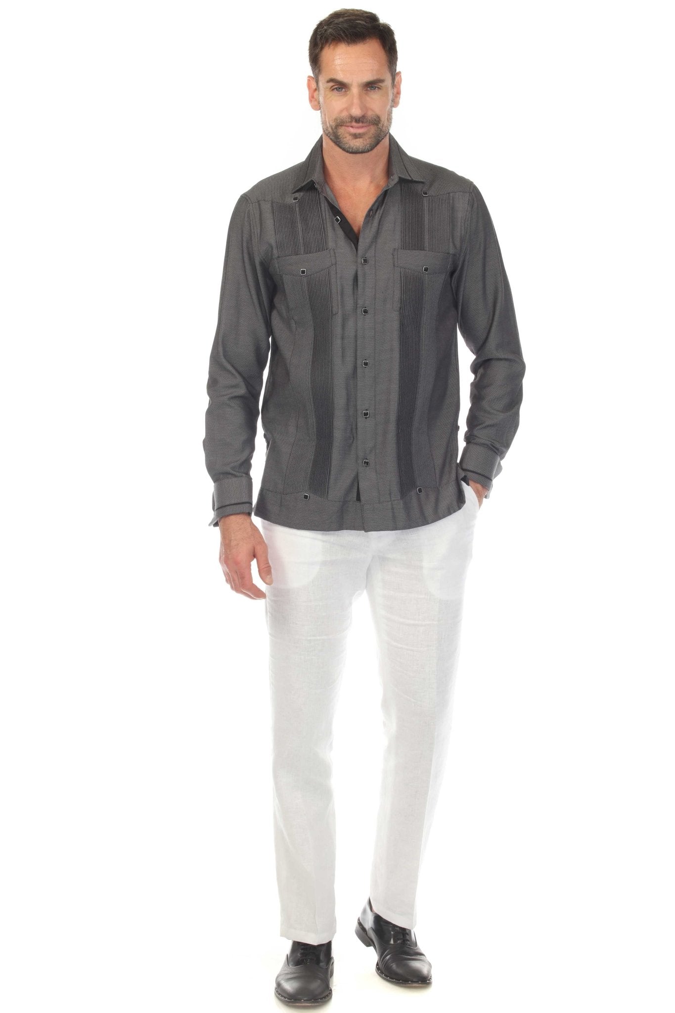 Guayabera de fantasía para hombre con dos bolsillos y ribete en contraste en cuello y puños