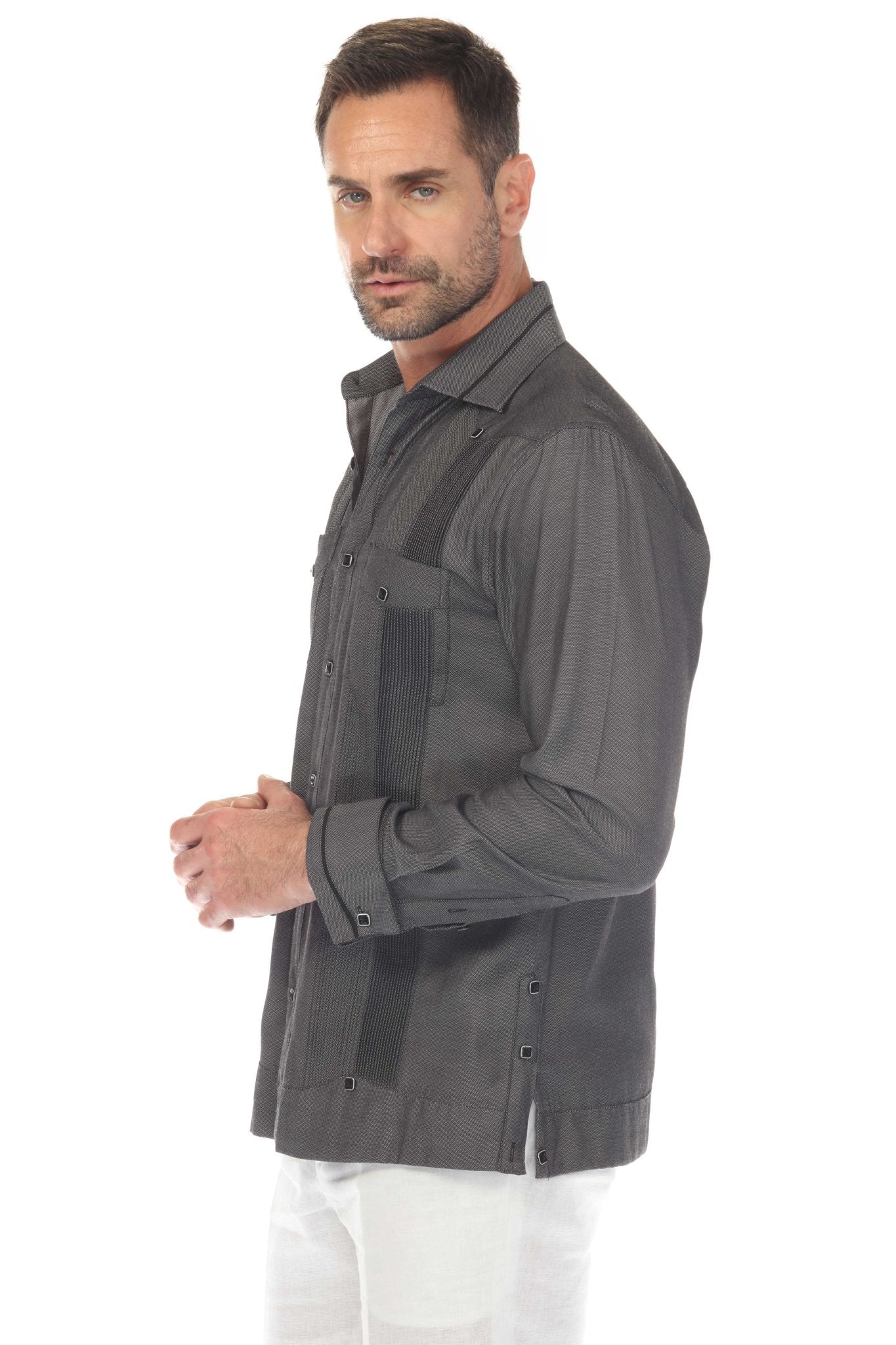 Guayabera de fantasía para hombre con dos bolsillos y ribete en contraste en cuello y puños