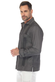 Guayabera de fantasía para hombre con dos bolsillos y ribete en contraste en cuello y puños