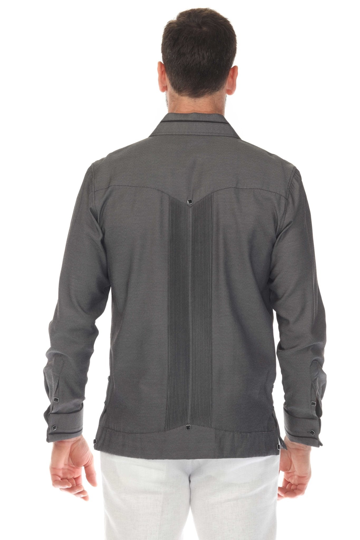 Guayabera de fantasía para hombre con dos bolsillos y ribete en contraste en cuello y puños