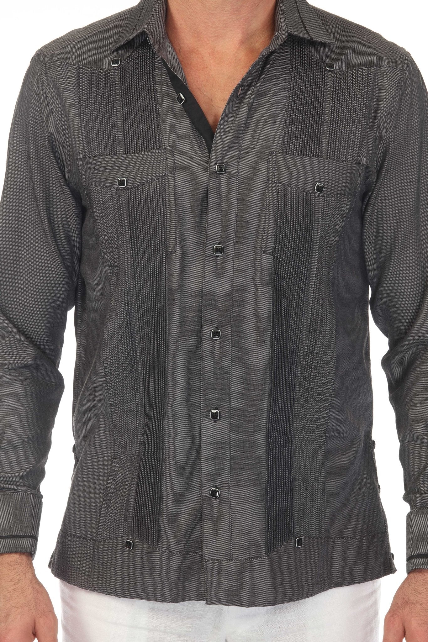 Guayabera de fantasía para hombre con dos bolsillos y ribete en contraste en cuello y puños