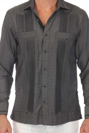 Guayabera de fantasía para hombre con dos bolsillos y ribete en contraste en cuello y puños