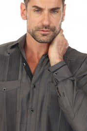 Guayabera de fantasía para hombre con dos bolsillos y ribete en contraste en cuello y puños