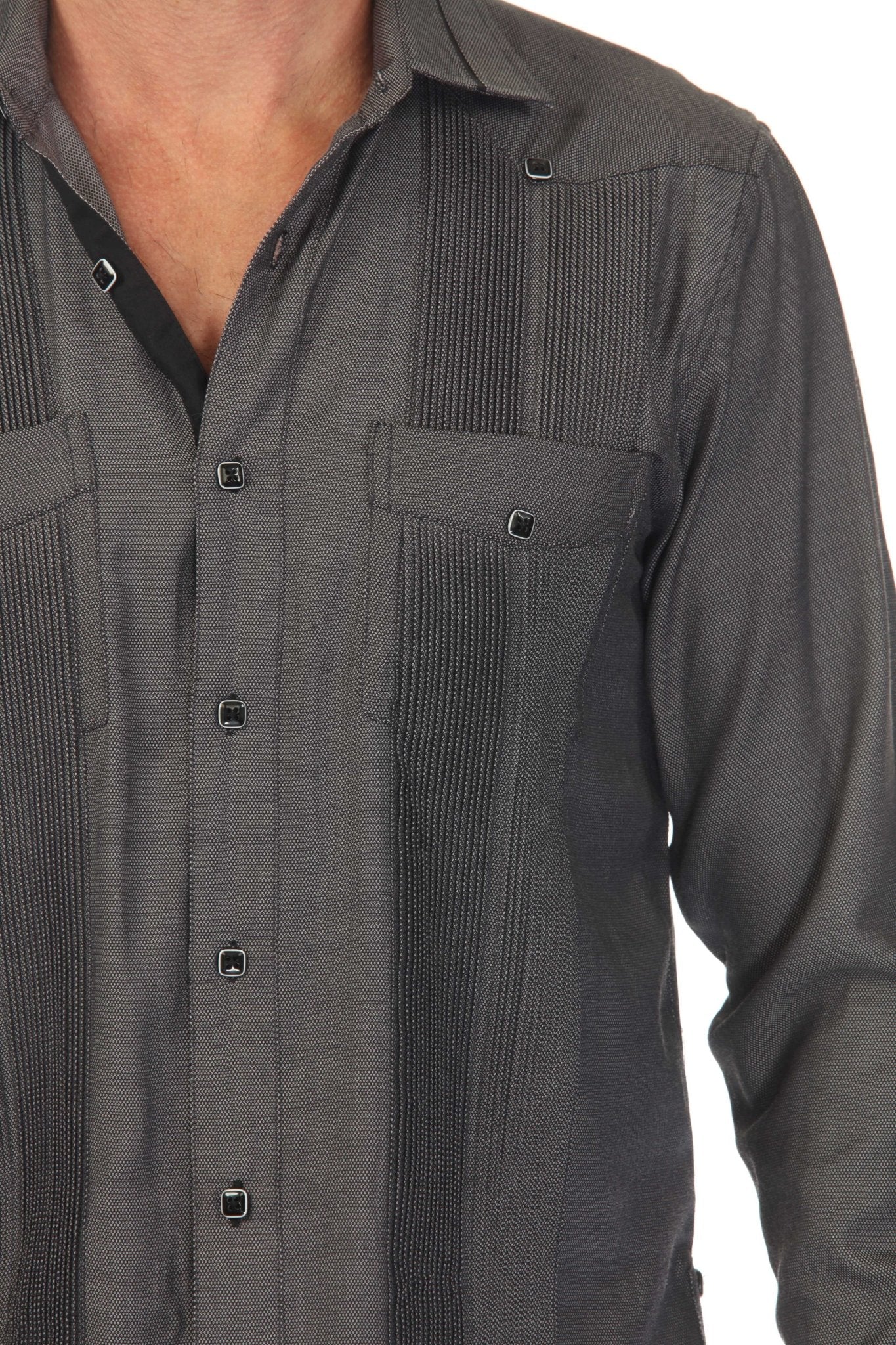 Guayabera de fantasía para hombre con dos bolsillos y ribete en contraste en cuello y puños