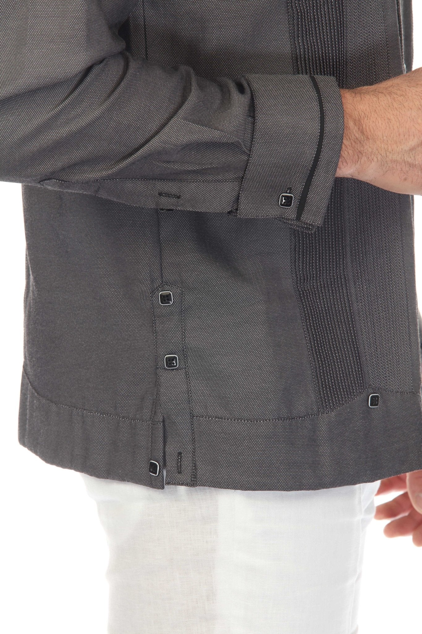 Guayabera de fantasía para hombre con dos bolsillos y ribete en contraste en cuello y puños