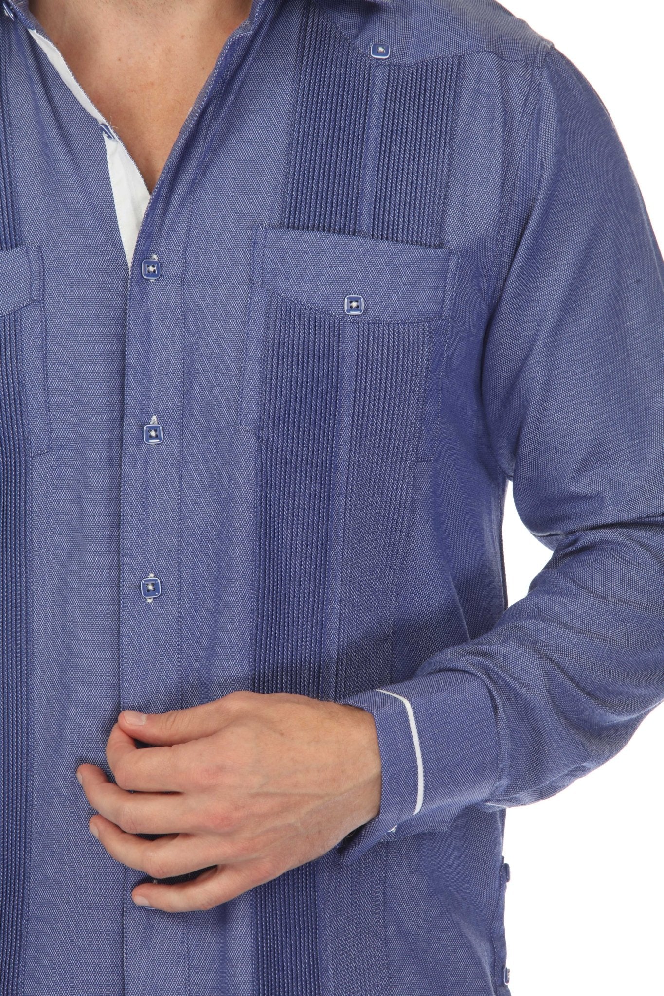 Guayabera de fantasía para hombre con dos bolsillos y ribete en contraste en cuello y puños